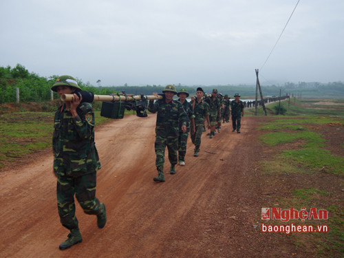 Cán bộ, chiến sỹ hành quân chiến đấu qua nhiều địa bàn và địa hình.