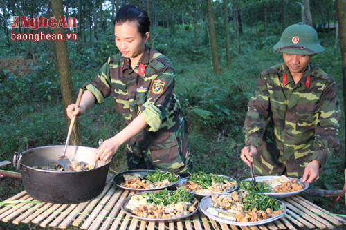 Chuẩn bị bữa ăn cho bộ đội trong tác chiến.