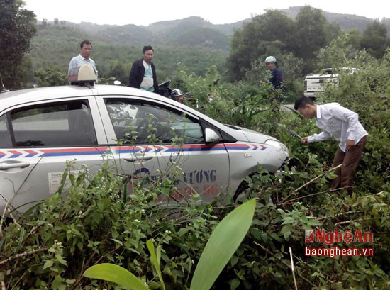 Chiếc xe taxi đâm gãy nhiều cột mốc trước khi bay xuống bên đường.