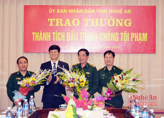 Đồng chí Lê Xuân Đại - Phó chủ tịch thường trực UBND tỉnh trao thưởng cho Ban chuyên án.