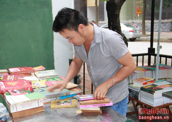 Anh Hiên, một trong những thành viên của Hội sách bao cấp Huế đang sửa soạn những cuốn sách vào đúng vị trí. Anh chia sẻ: “Đây là lần thứ 2 hội sách tổ chức ở Vinh và thu hút rất nhiều người đến. Chứng tỏ sức hút của sách đối với giới trẻ ở đây vẫn mạnh”.