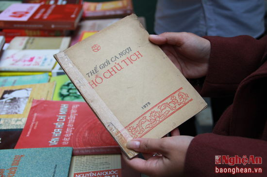 Cuốn sách “Thế giới ca ngợi Hồ Chủ Tịch” in 1975 được nhiều người tâm đắc và muốn mua nhất. 
