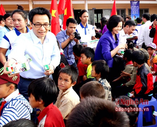 Phó Thủ tướng Vũ Đức Đam và bà Bùi Thị Hương – Giám Đốc Điều hành Vinamilk đang trao sữa học đường của Vinamilk cho học sinh trường tiểu học dân tộc khó khăn nhất của tỉnh Đắk Nông