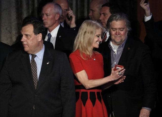 Bà Kellyanne Conway trao đổi với ông Stephen Bannon - chiến lược gia trong chiến dịch tranh cử của ông Trump ngày 9/11 ở New York.