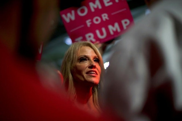Bà Conway trả lời phỏng vấn các phương tiện truyền thông sau khi phu nhân của ông Trump là bà Melania Trump có bài phát biểu ở Berwyn, Pennsylvania.