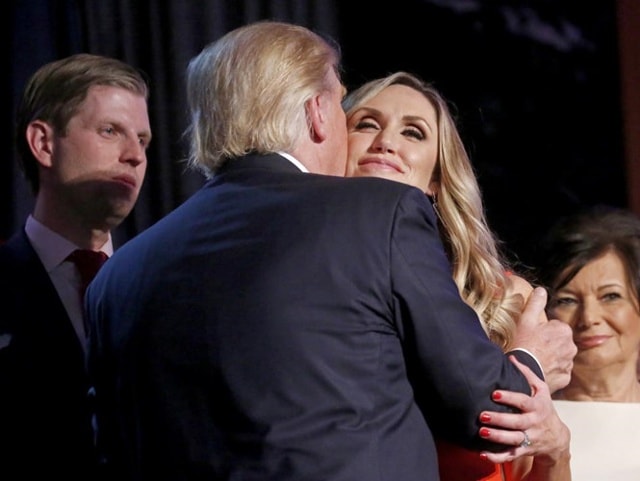 Ông Trump dành cho bà Conway cái ôm thật chặt khi kết quả bầu cử cho thấy ông giành chiến thắng áp đảo trước bà Clinton.