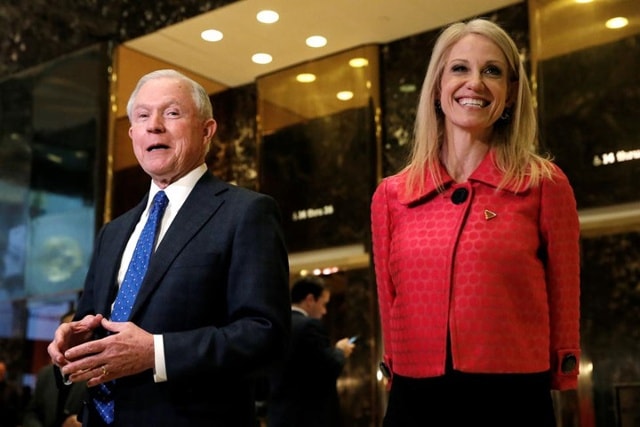 Bà Conway xuất hiện rạng ngời cùng Thượng nghị sĩ Jeff Sessions tại tháp Trump.