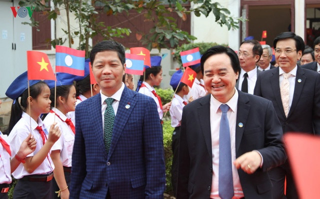 Bộ trưởng Bộ Công Thương Trần Tuấn Anh (trái) và Bộ trưởng Bộ GD-ĐT Phùng Xuân Nhạ.