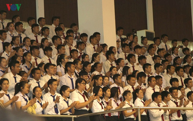 Sinh viên của trường ĐHQG Lào vỗ tay chào mừng Tổng Bí thư và Đoàn đại biểu cấp cao Việt Nam.