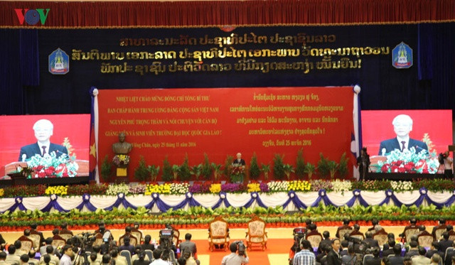 Đúng 9h, Tổng Bí thư Nguyễn Phú Trọng bắt đầu buổi nói chuyện với các sinh viên tại ĐHQG Lào.