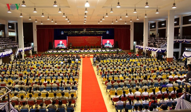 Năm học 2015-2016, Đại học Quốc gia Lào có 1.981 cán bộ, giảng viên. Tổng số sinh viên đang học tập tại trường là 21.535 sinh viên, trong đó 711 sinh viên nước ngoài (Việt Nam khoảng hơn 300 sinh viên).