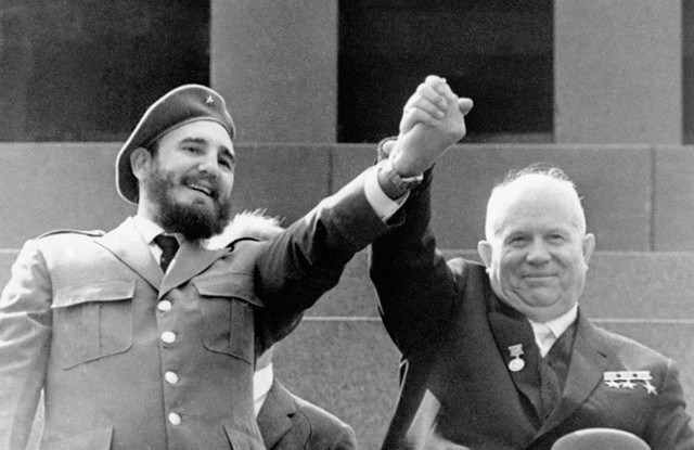 Lãnh tụ Cuba Fidel Castro (trái) và cựu Tổng Bí thư Đảng Cộng sản Liên Xô Nikita Khrushchev tại Quảng trường Đỏ ở thủ đô Moskva ngày 1-5-1963.