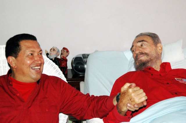 Cựu tổng thống Venezuela Hugo Chavez thăm chủ tịch Fidel năm 2006 - Ảnh Reuters.