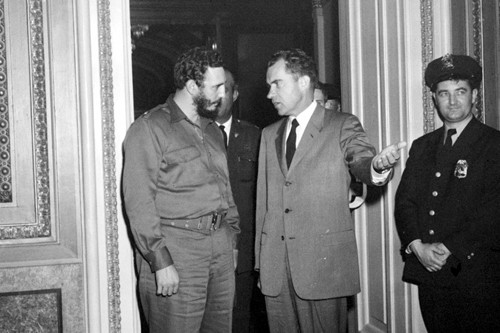 Phó Tổng thống Mỹ Richard Nixon tiếp nhà lãnh đạo cách mạng Cuba Fidel Castro tại Washington ngày 19/4/1959.