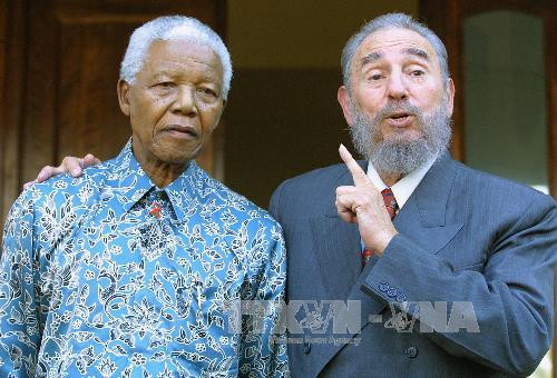 Ông Nelson Mandela (trái) trong cuộc gặp với Chủ tịch Cuba Fidel Castro tại thành phố Johannesburg, Nam Phi, ngày 2/9/2001..