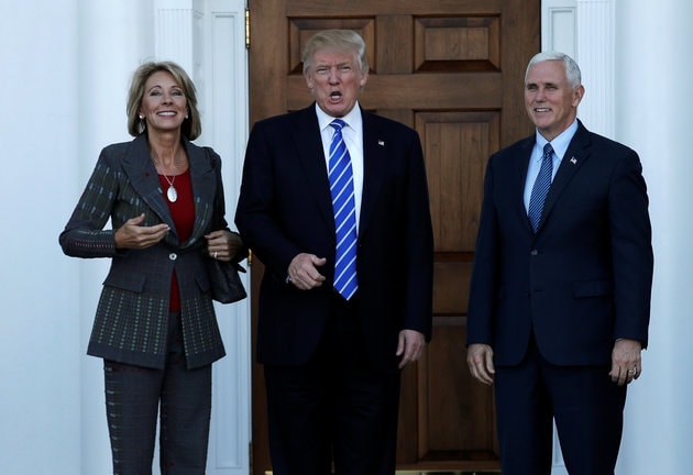 Betsy DeVos (trái) được Donald Trump lựa chọn vào vị trí Bộ trưởng Giáo dục.