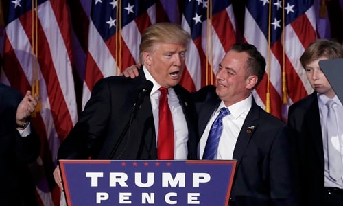 Donald Trump cảm ơn Reince Priebus (phải) trong bài phát biểu chiến thắng ngày 9/11.