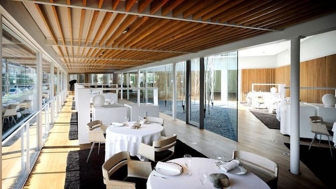 El Celler De Can Roca ở Girona, Tây Ban Nha nằm trong top 50 nhà hàng tốt nhất thế giới nhiều năm liền. Các món ăn của anh em đầu bếp Joan, Jorrdi và Jossep Roca được nhận xét là tinh tế và chuẩn mực đến từng chi tiết. Thực khách muốn tới đây phải đặt trước ít nhất 11 tháng, trong khi nhà hàng chỉ mở đặt bàn vào một ngày là ngày đầu tiên của mỗi tháng. Ảnh: Gulf Luxury.