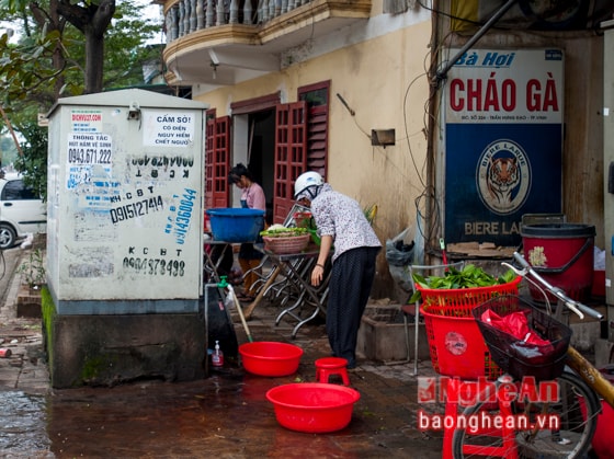 Các nhân viên của quán vô tư sinh hoạt thậm chí xịt nước rửa rau ở chân bốt điện khiến không ít người cảm thấy lo ngại.