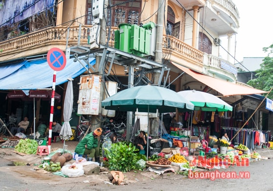 Ở góc đường Nguyễn Công Trứ - Lê Hồng Sơn (phường Hồng Sơn), nhiều người dân vẫn vô tư lấn chiếm, xâm phạm hành lang bảo vệ an toàn trạm biến áp để buôn bán, kinh doanh.