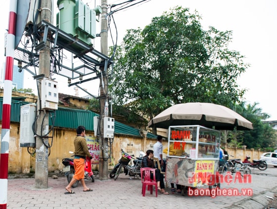 Thực trạng người dân buôn bán, kinh doanh dưới chân các trạm biến áp diễn ra từ nhiều năm nay, mặc dù đã được các lực lượng chức năng cảnh báo nhắc nhở nhưng đa số người dân vẫn thờ ơ với sự an toàn của chính mình. Việc cảnh báo nguy hiểm vẫn chỉ xuất phát từ một phía, còn có tuân thủ hay không chủ yếu nằm ở ý thức của người dân.