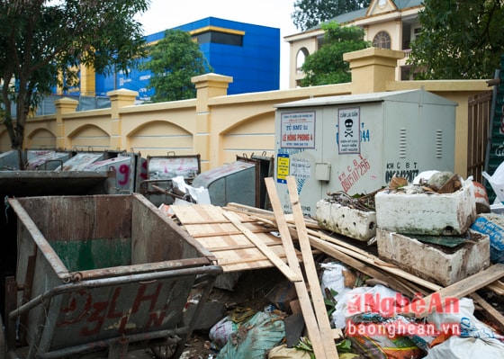 Không chỉ kinh doanh buôn bán, chân trạm biến áp, bốt điện còn là nơi để tập kết rác thải. Ảnh chụp trạm điện  bị bủa kín bởi đủ loại rác thải, ở ngã ba Lê Viết Lượng – Lê Hồng Phong