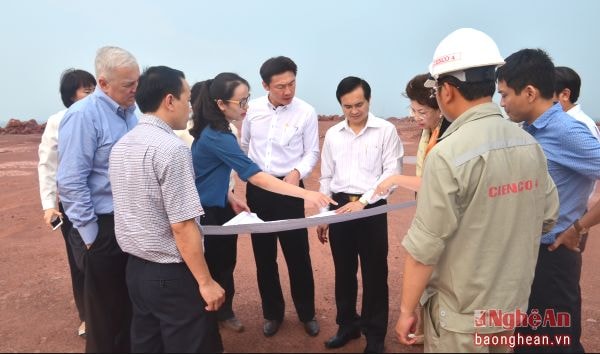 Lãnh đạo Công ty Hemaraj tìm hiểu về khả năng tiếp nhận tàu của cảng nước sâu ở Nghi Thiết. Ảnh tư liệu