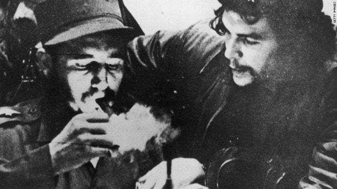 Ông Fidel hút xì gà bên cạnh người anh hùng cách mạng nổi tiếng khác là Che Guevara trong những ngày chiến đấu du kích Sierra Maestra, Cuba. Ảnh: CNN. 