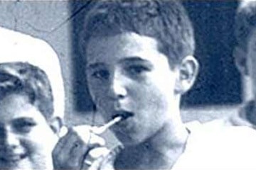 Chủ tịch Fidel Castro sinh năm 1926 tại thị trấn Biran nhỏ bé của Cuba. Cha mẹ ông - những người di dân từ Tây Ban Nha - là chủ đồn điền trồng mía giàu có. Fidel Castro đã tham gia cách mạng từ sớm.