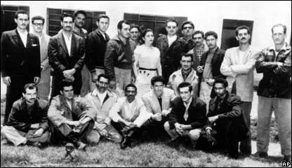 Năm 1953, Fidel Castro và các đồng chí của mình tấn công vào trại lính Moncada, chống lại sự cai trị của tướng Fulgencio Batista bằng biện pháp quân sự. Sau 2 năm ngồi tù, Fidel Castro sống lưu vong tại Mexico. (Trong ảnh Castro đứng bên phải người phụ nữ áo trắng -