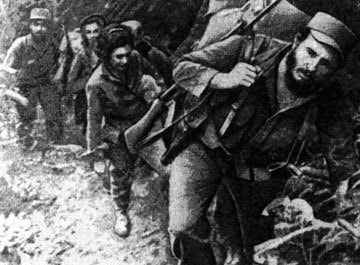 Năm 1956, Fidel Castro và khoảng 80 du kích từ Mexico trở lại Cuba. Họ tổ chức các cuộc tấn công chống Chính phủ và xây dựng các căn cứ kháng chiến tại vùng rừng núi Sierra Maestra. Nhóm kháng chiến đã được quần chúng ủng hộ và phát triển tới hơn 800 người.
