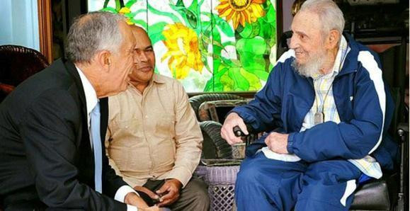 Cựu lãnh tụ Cuba Fidel Castro (phải) và Tổng thống Bồ Đào Nha Marcelo Rebelo de Sousa (trái) gặp gỡ tại La Habana hôm 26/10 vừa qua. Ảnh: Reuters.