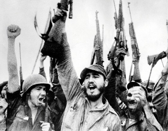 Ông Fidel giơ cao súng sau khi lật đổ chính quyền độc tài Batista vào năm 1959
