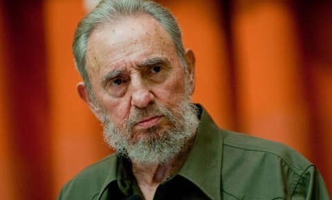 Ngày 26/11, Truyền hình nhà nước Cuba đưa tin Lãnh tụ cách mạng nước này Fidel Castro đã từ trần vào tối 25/11, hưởng thọ 90 tuổi (Ảnh thiếu niên Cuba bên tấm ảnh chân dung Fidel Castro ở Havana).
