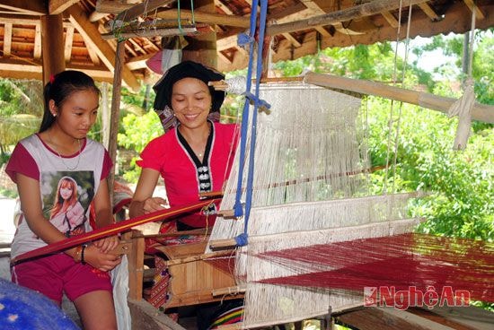 Nghề dệt thổ cẩm ở Hoa Tiến ngày càng phát triển, ảnh tư liệu.