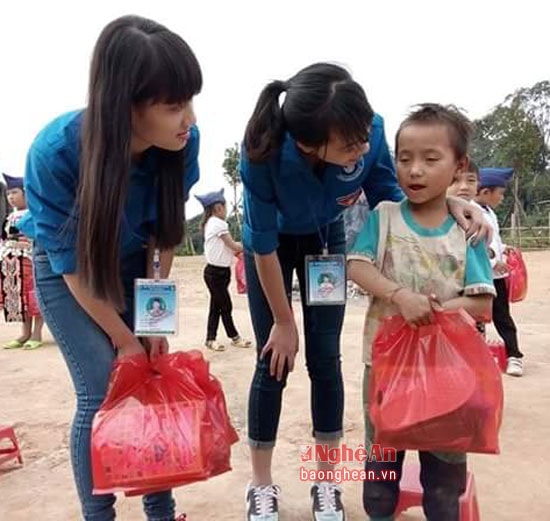 Những món quà dành tặng cho các em học sinh nghèo tuy giá trị vật chất không lớn nhưng là tấm lòng của các anh chị sinh viên dành tặng.