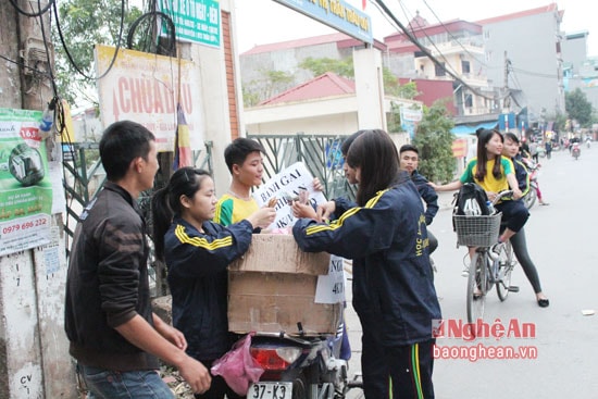 Có khá đông người tìm đến mua bánh gai để hỗ trợ nhóm sinh viên xứ Nghệ tại Học viện Nông nghiệp Hà Nội.
