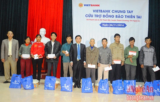 Trao tặng các suất quà hỗ trợ các gia đình chịu thiệt hại nặng nề bởi lũ lụt ở Thanh Mỹ