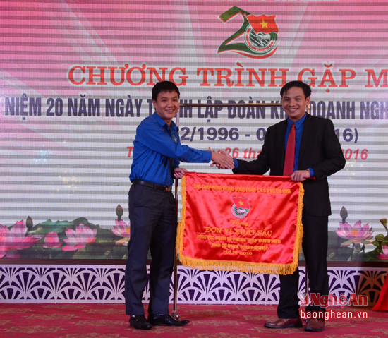 Đồng chí Phạm Tuấn Vinh - Bí thư Tỉnh đoàn trao Cờ thi đua của Trung ương