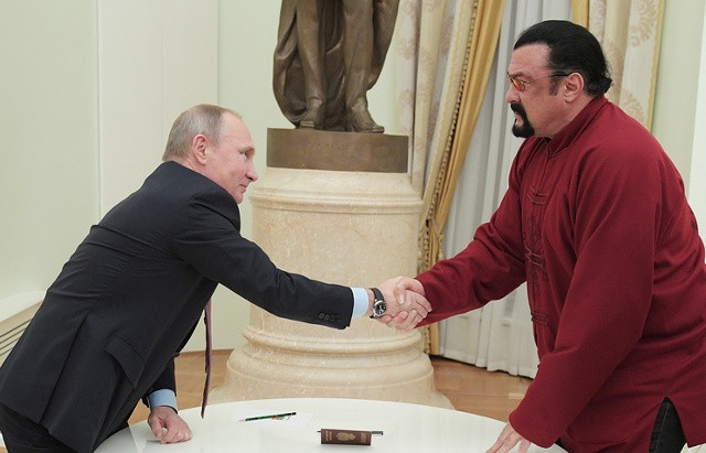 Tổng thống Putin bắt tay nam diễn viên người Mỹ Steven Seagal. Ảnh: Tass.