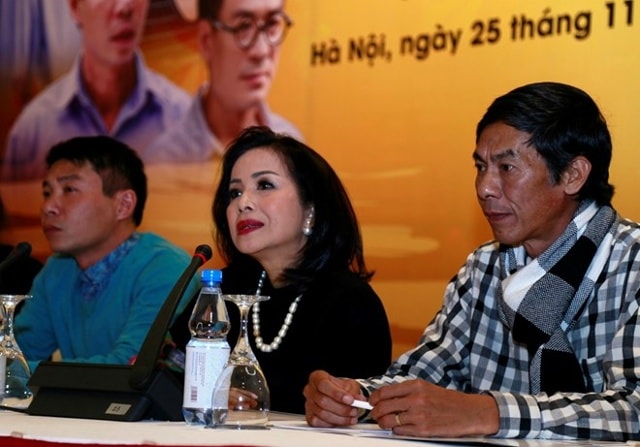Minh Trang (ngồi giữa) hiện sống ở Singapore, chị là diễn viên sân khấu nổi tiếng một thời. 