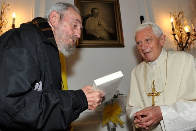 Chủ tịch Fidel Castro gặp cựu Đức giáo hoàng Benedict XVI - Ảnh Reuters.