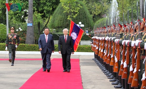 Tổng Bí thư, Chủ tịch nước CHDCND Lào Bounnhang Vorachith mời Tổng Bí thư Nguyễn Phú Trọng duyệt đội danh dự