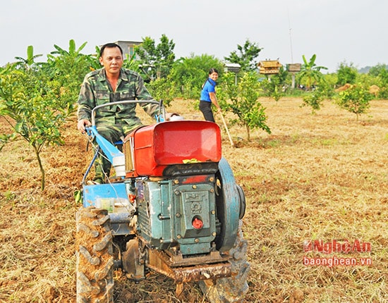 Nhiều hộ dân đã mua sắm máy làm đất, gặt đập liên hiệp để nâng cao năng suất lao động.