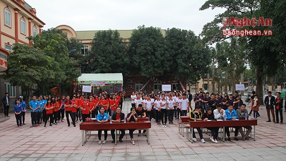 “Sắc đỏ hội tụ” là chương trình do câu lạc bộ (CLB) Hiến máu tình nguyện đại học Y Khoa Vinh tổ chức. Em Phạm Quốc Hội, chủ nhiệm CLB Hiếm máu tình nguyện Đại học Y Khoa Vinh cho biết, ngày hội được tổ chức dành cho các tình nguyện viên đang hoạt động trong lĩnh vực hiếm máu nhân đạo trên khắp địa bàn thành phố Vinh nói riêng và là cơ hội giao lưu với các CLB tình nguyện trong trường nói chung.