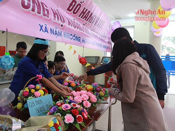 Không chỉ diễn ra các màn thi đấu giữa các CLB máu trên địa bàn thành phố, ngày hội còn là dịp giao lưu giữa các CLB tình nguyện của trường Y Khoa Vinh.  Các CLB như Tình Nguyện tuổi trẻ, CLB Blouse trắng… đều tổ chức các gian hàng bán đồ handmade gây quỹ ủng hộ người nghèo.