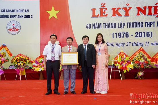Ông Thái Huy Vinh-Phó giám đốc Sở giáo dục đào tạo trao bằng khen của Bộ trưởng Bộ giáo duc cho tập thể nhà trường