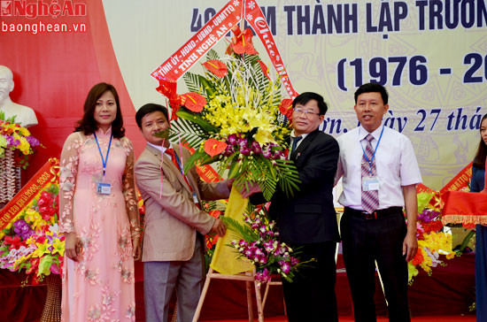 Tặng hoa, quà của Tỉnh ủy- HĐND- UBND- UBMT Tổ quốc tỉnh cho nhà trường