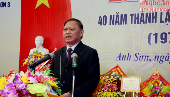 Thầy giáo Nguyễn Văn Anh- Nguyên Hiệu trưởng đầu tiên của nhà trường bày tỏ niềm tự hào và hy vọng các thế hệ cán bộ quản lý, giáo viên nhà trường tiếp tục nỗ lực dạy tốt và học tốt