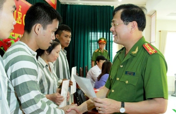 Đồng chí Nguyễn Hữu Cầu - Giám đốc công an tỉnh Nghệ An rao quyết định đặc xá cho phạm nhân. Ảnh tư liệu. 